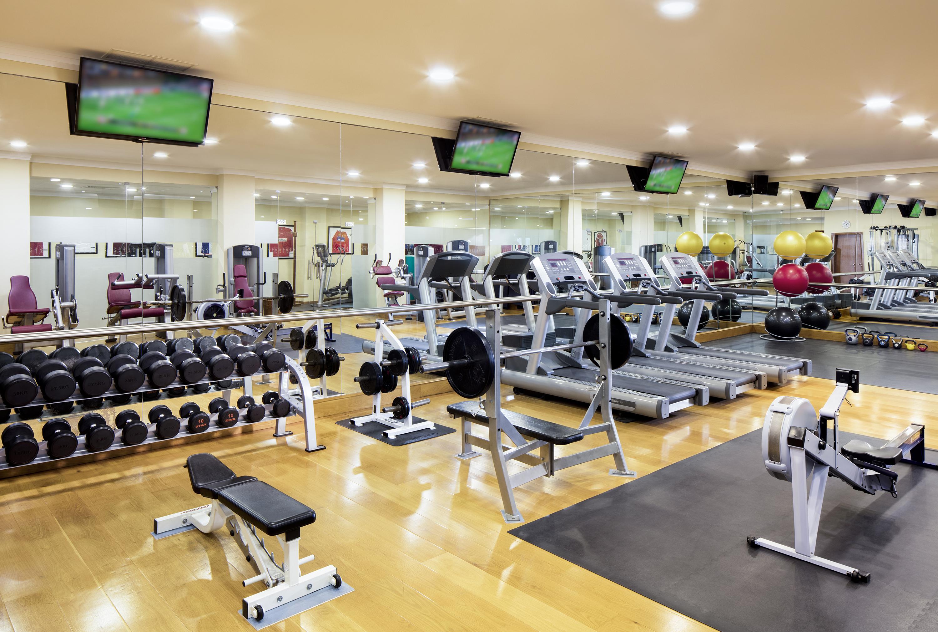 Praia D'El Rey Marriott Golf & Beach Resort Praia del Rei Exterior foto The gym at the hotel
